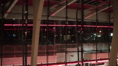 Ambulans trafik yolu şehri. Yansıma camı tıbbi bakım COVID-19