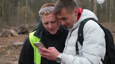 Müdür telefonda iş planını belirtiyor. İşçilerin özel kıyafetleri izliyor..