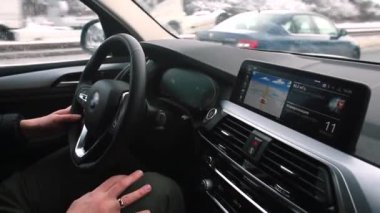 Bağlantısız kontrol aracı bilgisayar elektronik sürücüsü el işareti sallıyor