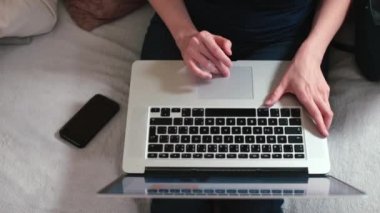Dizüstü bilgisayar kadın işçinin elinde. Touchpad kontrol programını kullanarak. 