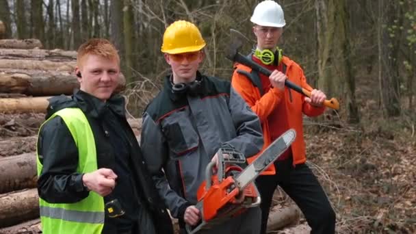 Porträt der Arbeiter im Sägewerk. Sie blicken in die Kamera, posieren. — Stockvideo