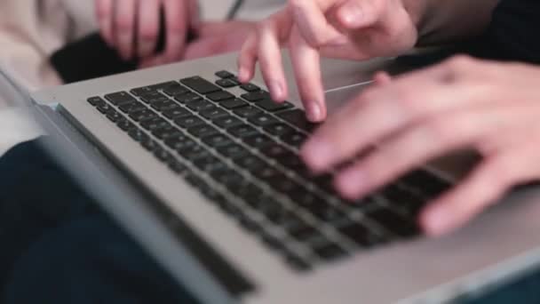 Primer plano manos tecleando palabras teclado portátil. Preparación del mensaje de texto en un correo electrónico — Vídeos de Stock