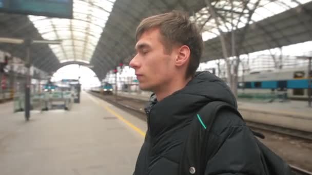Portrétní mužská stanice Dívá se před sebe Čekající vlak před odjezdem — Stock video