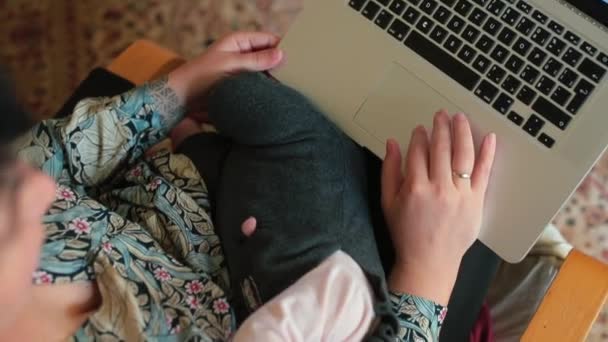 Köp Baby Care produkter på nätet. Kläder och nyfödda. Onlineshoppning. — Stockvideo