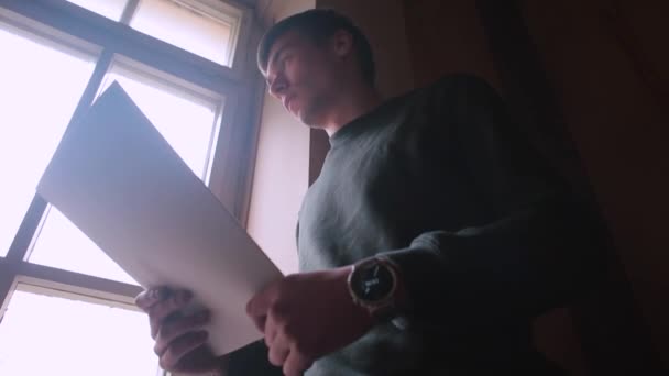 Людина тримає документи в руках, оглядає їх фокус робочий процес. — стокове відео