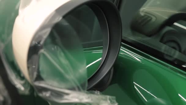 Autospiegel bewegingscamera, stuurwiel door glas — Stockvideo