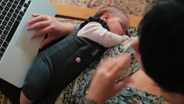 Çevrimiçi hizmet tam çocuk doğum kaydı, sosyal sigorta numarası — Stok video