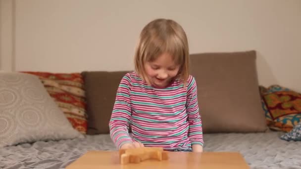 Clap manos, alegría chica se regocija utilizando juguete de madera en la mesa Manos tocando piezas — Vídeos de Stock