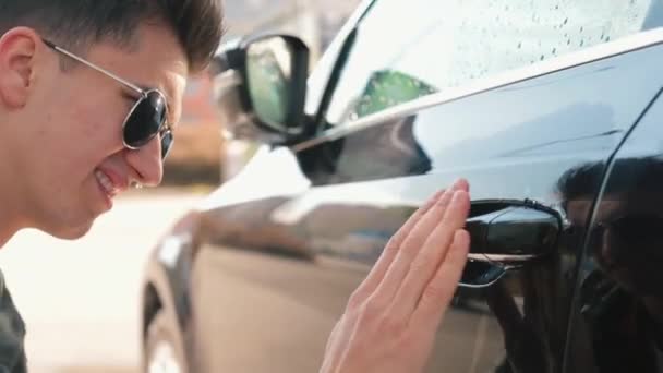 Людина з окулярами досліджує якість фарби після прання.. — стокове відео