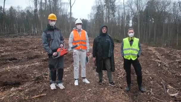 疲惫的伐木工人穿过被砍伐的森林。工作结束. — 图库视频影像