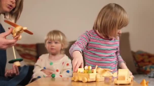 La niñera juega con bebés. Las niñeras influyen en los niños a su cuidado. — Vídeos de Stock