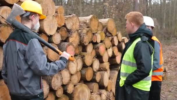 Pracovník říká, že pracovní plán pro zpracování dřeva dřevorubci. — Stock video