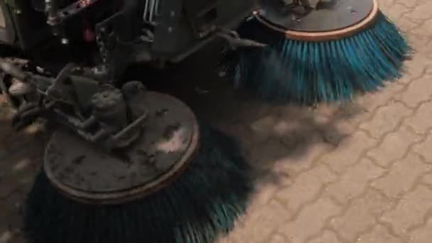 Brosses filant, collectant la poussière, éclaboussant l'eau. Propreté environnement. — Video