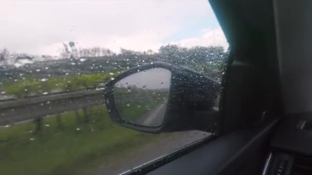Lusterko boczne w deszczową pogodę. Ruch z dużą prędkością. — Wideo stockowe