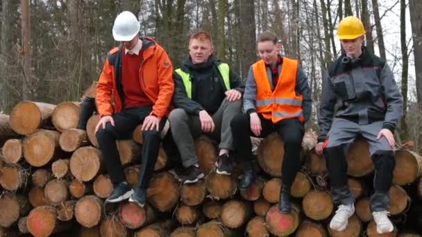 Група робітників стрибає на лісопильні Початок роботи після паузи — стокове відео