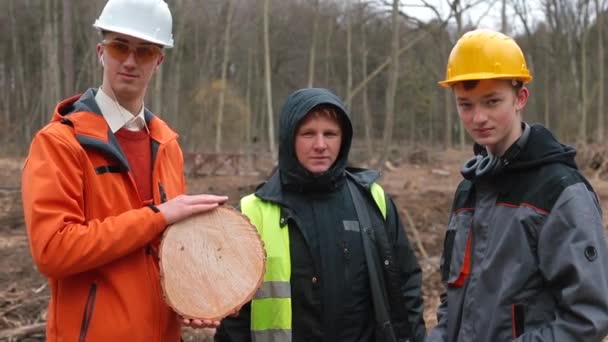 Retrato de los trabajadores en el bosque Muestra como con las manos casco en la cabeza — Vídeos de Stock
