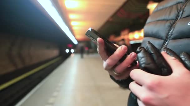 İnsan eli telefon istasyonu tren istasyonunu kullanır. Parmak ekrana basar. — Stok video