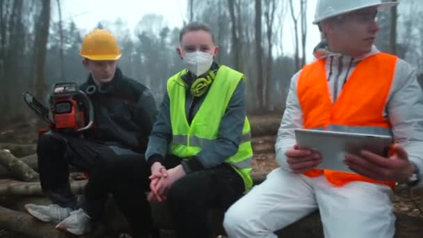 Holzfäller diskutieren Arbeitsplan. Terminplanung in den frühen Morgenstunden. — Stockvideo