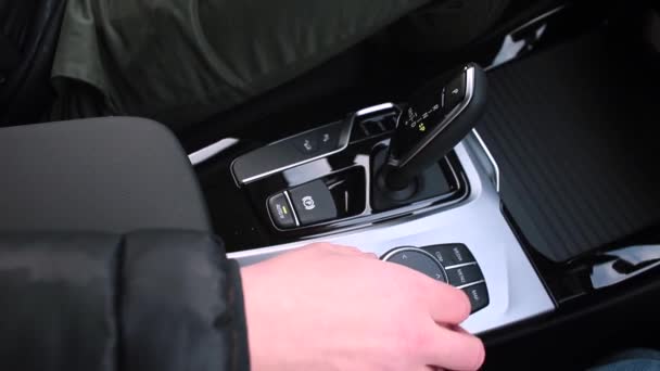 Рука чоловіка робить зміни в електронному джойстику в машині. — стокове відео