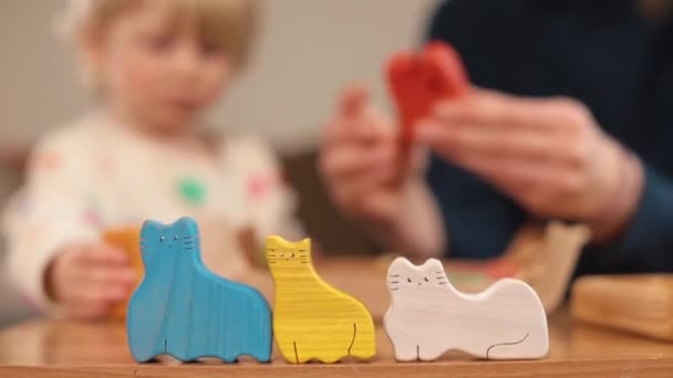 Juguetes de madera en la mesa. Los juguetes están hechos de madera, material ecológico. — Vídeos de Stock