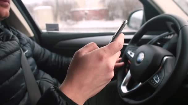 Usando el conductor de conducción del teléfono móvil conduce el camino del vehículo moviéndose fuera de la ventana — Vídeo de stock