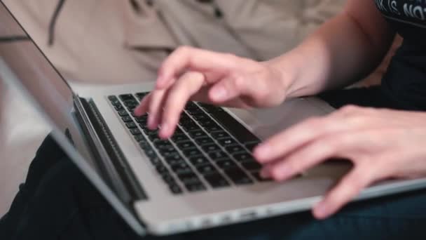 Asystenci wpisują wiadomość na laptopie. Tworzenie e-maila w pracy — Wideo stockowe