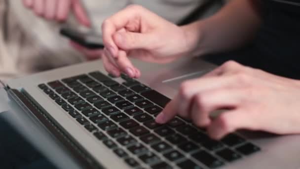 Freelancer digitar teclado laptop texto. Equipa de correspondência de trabalho dos trabalhadores. — Vídeo de Stock