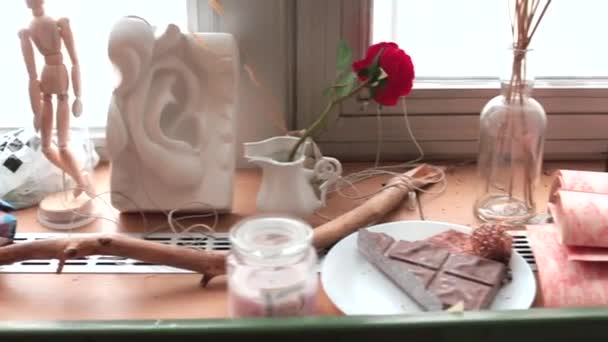 Gegenstände, Blumen, Rohlinge, Dinge liegen auf der Fensterbank. Kunstwerkstatt. — Stockvideo