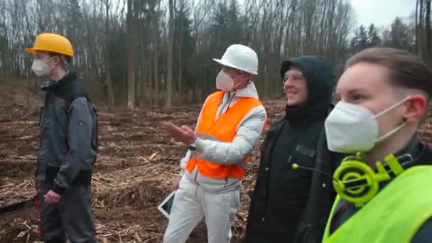 Porträtt av en grupp sågverksarbetare. Viljan att få jobbet gjort. — Stockvideo