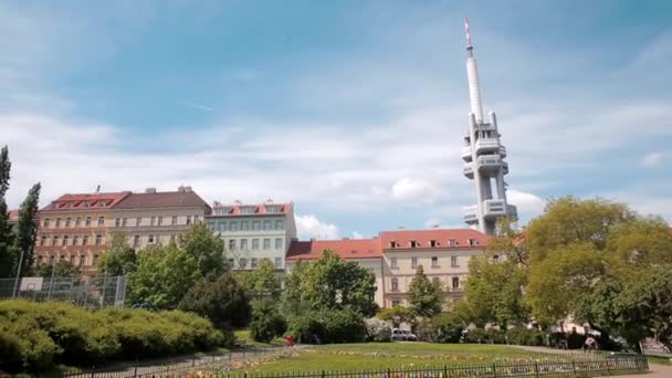 Vista torre de televisão Praga. Prédios residenciais área relaxamento pessoas da cidade — Vídeo de Stock