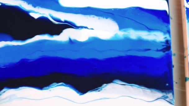 Крупный план триптиха из сине-белого красителя, эмулирующего волну воды. — стоковое видео
