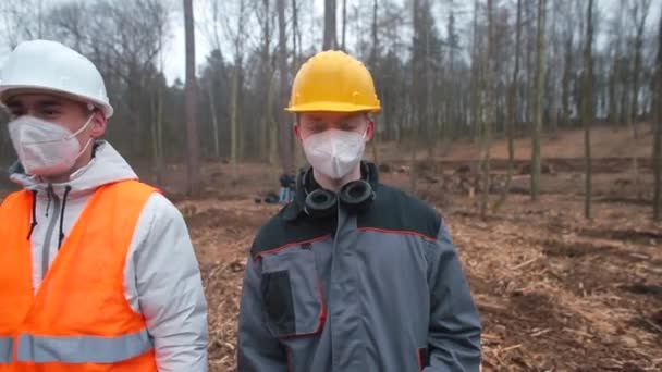 肖像伐採労働者の森。頭のヘルメット、眼鏡、特別な服で. — ストック動画