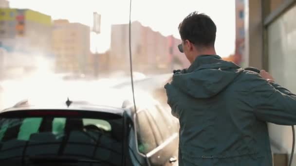 Ablakokon és ajtókon át vezet. Áztatás száraz szennyeződésvédő réteg autó — Stock videók