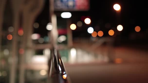 Señal de tráfico para personas con discapacidad. Estación de autobuses vacía noche. — Vídeo de stock