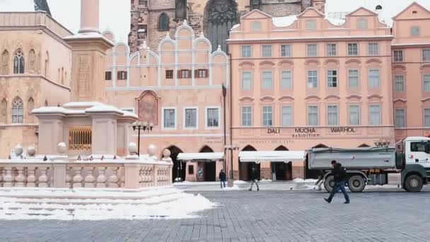 Vue sur les tours ville Prague. Caméra à mouvement ascendant le long de la façade. — Video