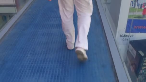 Pieds marche plancher bleu dans la chambre d'hôpital. Territoire des employés de locomotive. — Video