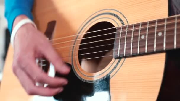 Parmaklar melodi akustik gitar çalar. Evde kendini soyutlayarak müzik öğreniyorsun. — Stok video