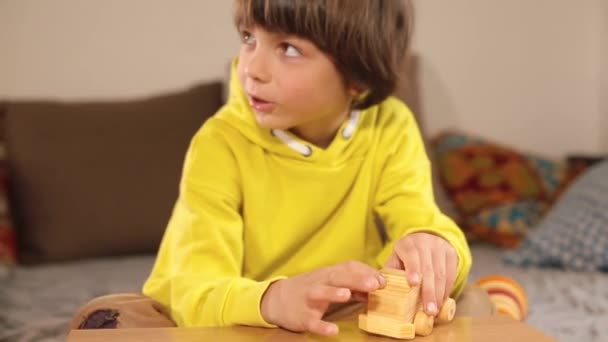 Teenager se dotýká povrchu dřevěné hračky s rukama. Hmatový studijní materiál — Stock video