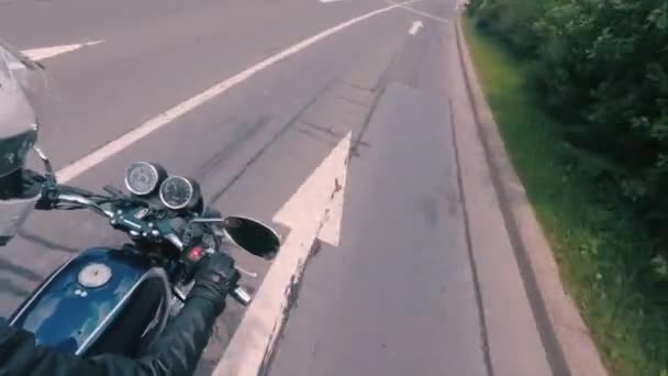 Водитель мотоцикла ограничение скорости. Белый шлем профессионального байкера в движении. — стоковое видео