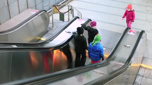 Dzieci bawią się na ruchomych schodach w metrze Robią kroki ruchu. Spędzanie wolnego czasu — Wideo stockowe