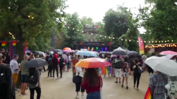 Un grupo de personas divirtiéndose en la pista de baile bajo la lluvia. — Vídeos de Stock