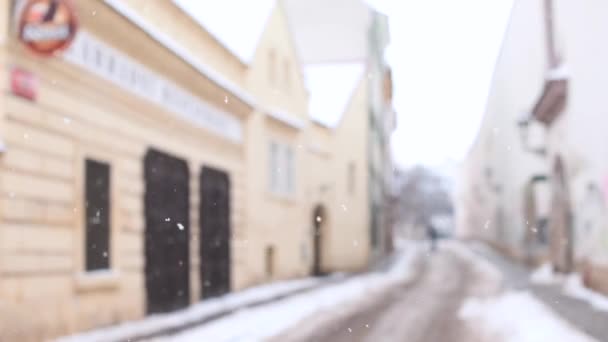 Fallande snöflingor vintergatan under dagen. Lugn gatuatmosfär. Lugn dag. — Stockvideo