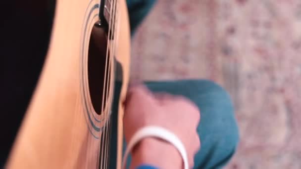 Gitar çalan eli yakın çekim. Müzik dersinde telli çalgıdan sesler çıkar — Stok video