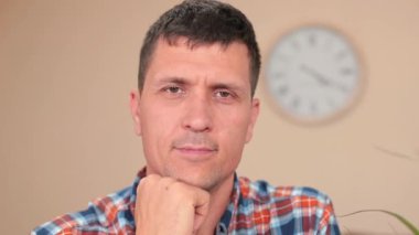 Nazik bak. Bir adamın portresi. Kameraya odaklan..