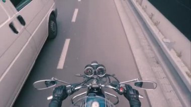 Motosiklet hareket halinde. Birinci şahıs görünümü. 