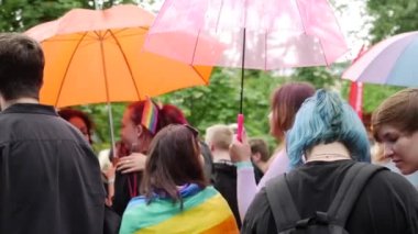 Yağmur koruma şemsiyesi. LGBT topluluğu yağmurda bir konserde eğleniyor