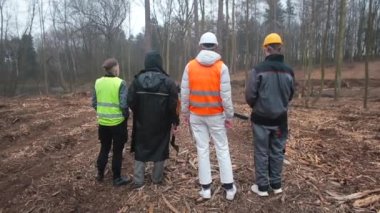 İşçi ormanının portresi. Başlık, gözlük, özel kıyafetler.. 