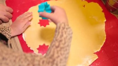 Hamuru küçük kızlar yapar. Yemek masası için parçalar hazırlıyor..