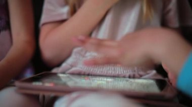 Oyunları çocukların elinde olan aletler. Çocuk sağlığı.