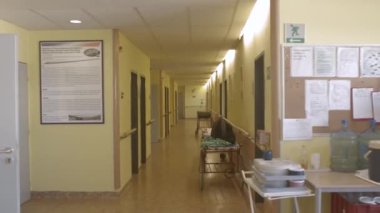 Hastane koridoru. Kağıt duvarları fark eder. Işık duvar boyunca, aydınlatma.